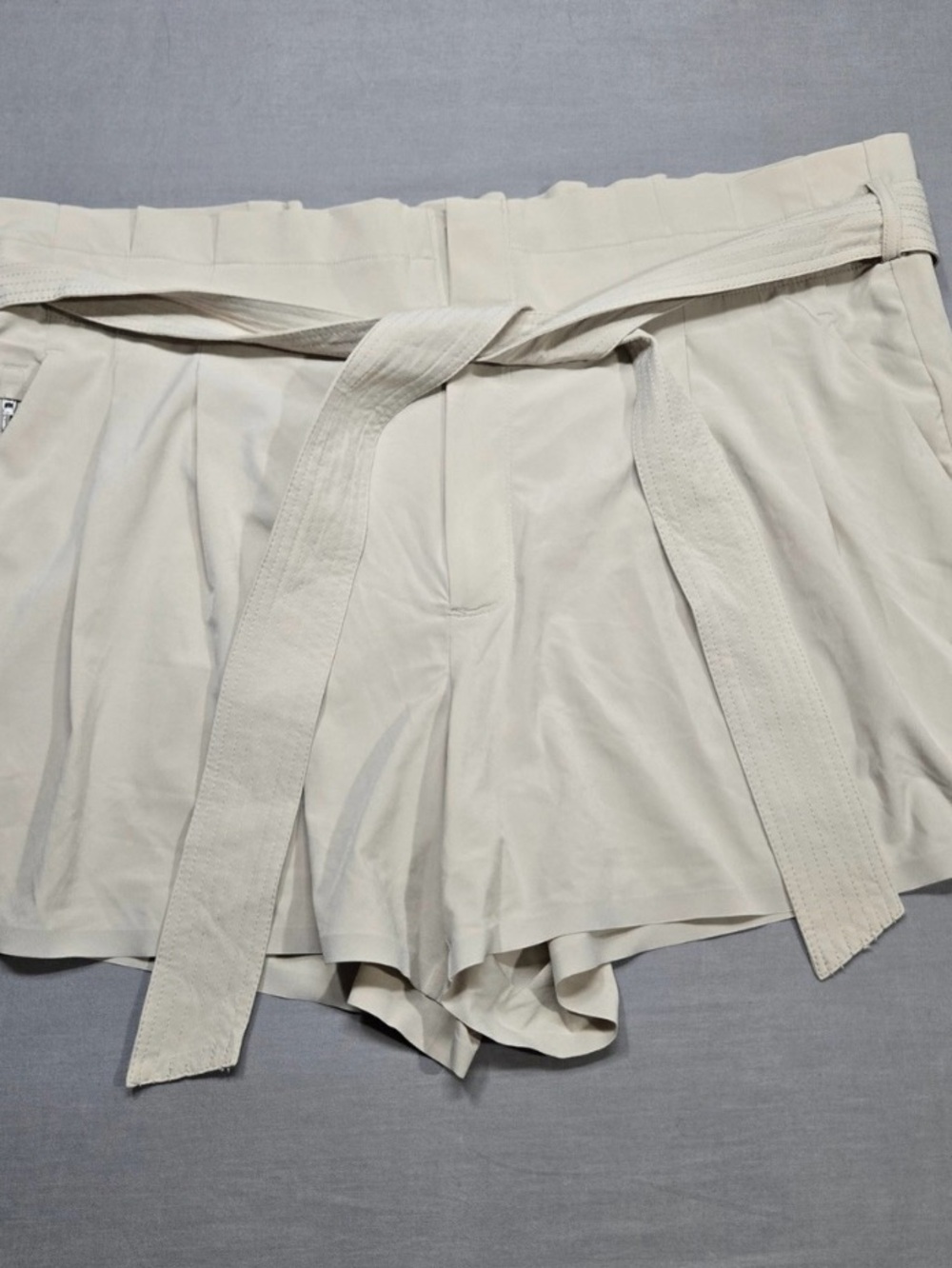 Athleta Skyline Short II. Paper bag tie shorts. Size 20. NWT